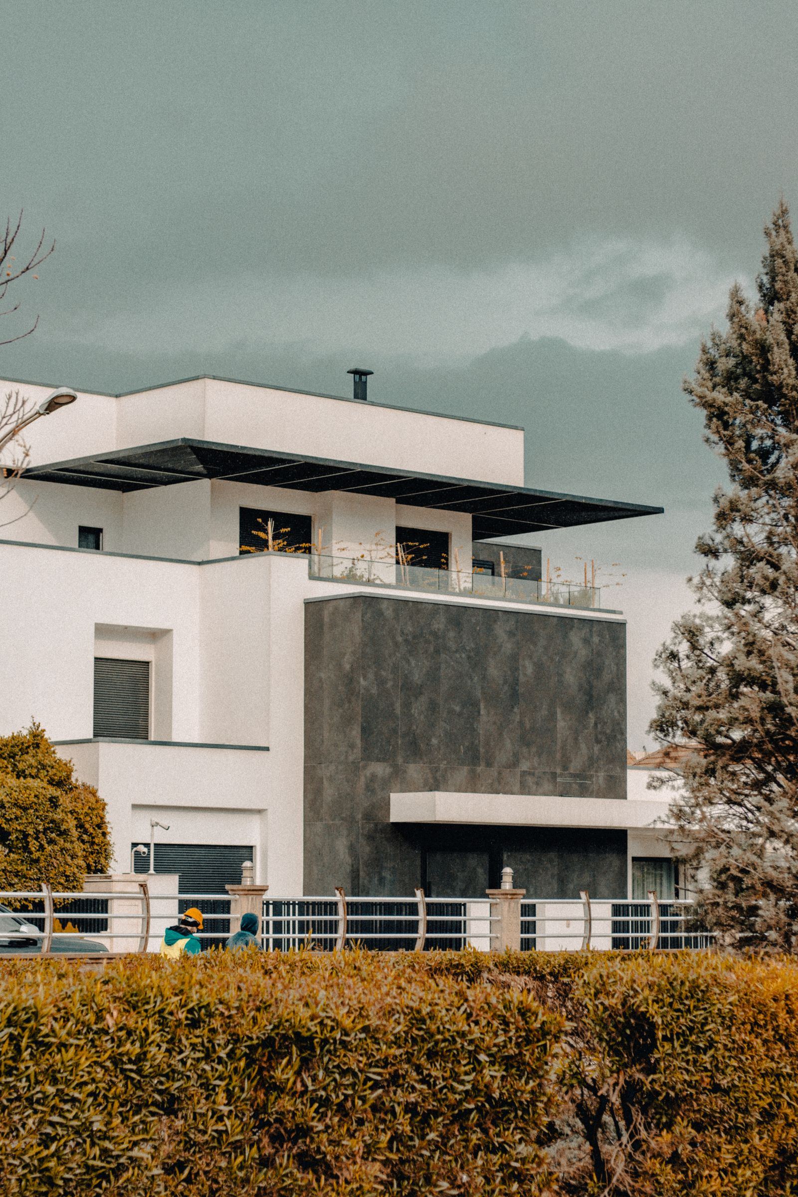 Moderner Metallzaun vor Architektenhaus
