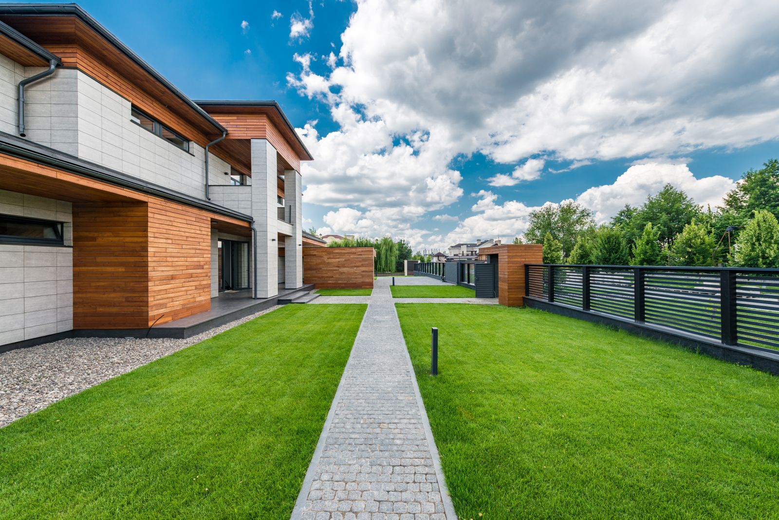 Modernes Wohnhaus mit Doppelstabmattenzaun und gepflegtem Garten